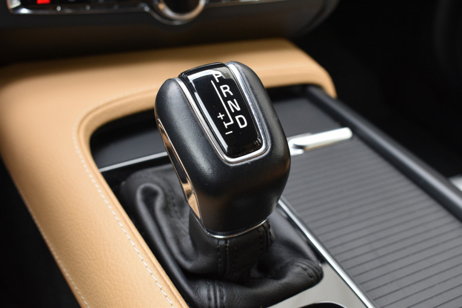Volvo V90 T5 Automaat Momentum | Trekhaak | Blis | Keyless | Dealer onderhouden | Stoelverwarming |