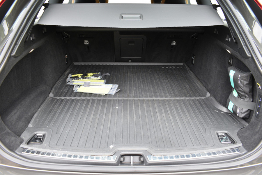 Volvo V90 T5 Automaat Momentum | Trekhaak | Blis | Keyless | Dealer onderhouden | Stoelverwarming |
