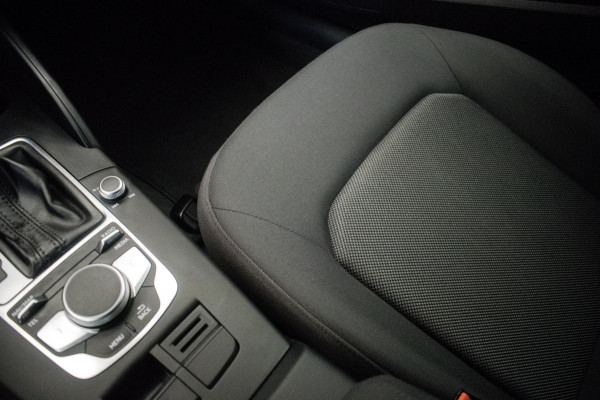 Audi A3 Sportback 35 TFSI 150PK Automaat Black Edition ORG NL [ Bi-Xenon 18 Inch S Line Velgen Climate Control Parkeersensoren ]