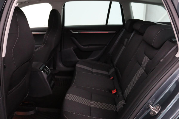 Škoda Octavia 1.0 TSI Style | Panoramadak | Stoelverwarming | Adaptive cruise | Trekhaak | Carplay | Climate control | Sportstoelen
