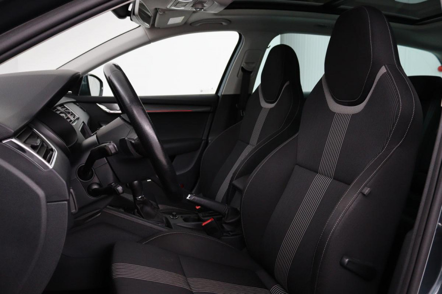 Škoda Octavia 1.0 TSI Style | Panoramadak | Stoelverwarming | Adaptive cruise | Trekhaak | Carplay | Climate control | Sportstoelen