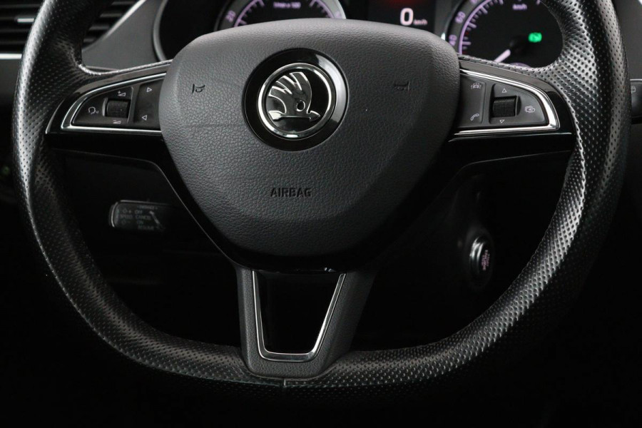 Škoda Octavia 1.0 TSI Style | Panoramadak | Stoelverwarming | Adaptive cruise | Trekhaak | Carplay | Climate control | Sportstoelen