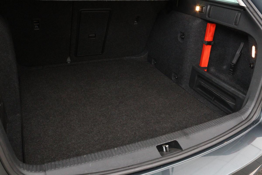 Škoda Octavia 1.0 TSI Style | Panoramadak | Stoelverwarming | Adaptive cruise | Trekhaak | Carplay | Climate control | Sportstoelen