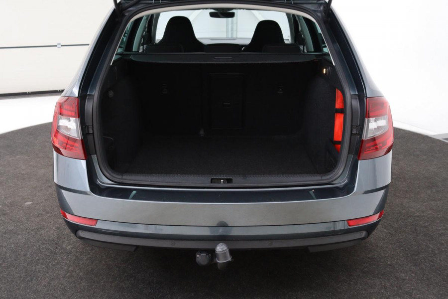 Škoda Octavia 1.0 TSI Style | Panoramadak | Stoelverwarming | Adaptive cruise | Trekhaak | Carplay | Climate control | Sportstoelen