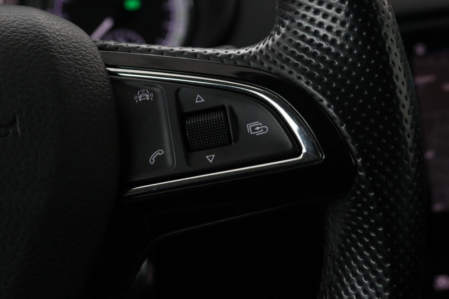 Škoda Octavia 1.0 TSI Style | Panoramadak | Stoelverwarming | Adaptive cruise | Trekhaak | Carplay | Climate control | Sportstoelen