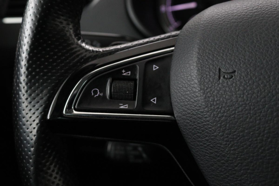 Škoda Octavia 1.0 TSI Style | Panoramadak | Stoelverwarming | Adaptive cruise | Trekhaak | Carplay | Climate control | Sportstoelen
