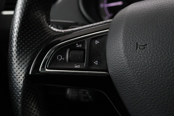 Škoda Octavia 1.0 TSI Style | Panoramadak | Stoelverwarming | Adaptive cruise | Trekhaak | Carplay | Climate control | Sportstoelen