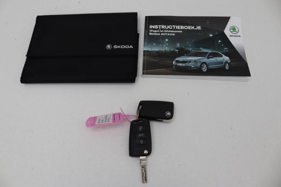 Škoda Octavia 1.0 TSI Style | Panoramadak | Stoelverwarming | Adaptive cruise | Trekhaak | Carplay | Climate control | Sportstoelen