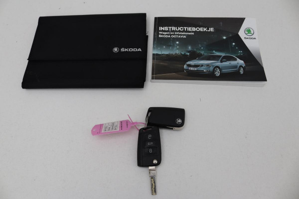 Škoda Octavia 1.0 TSI Style | Panoramadak | Stoelverwarming | Adaptive cruise | Trekhaak | Carplay | Climate control | Sportstoelen