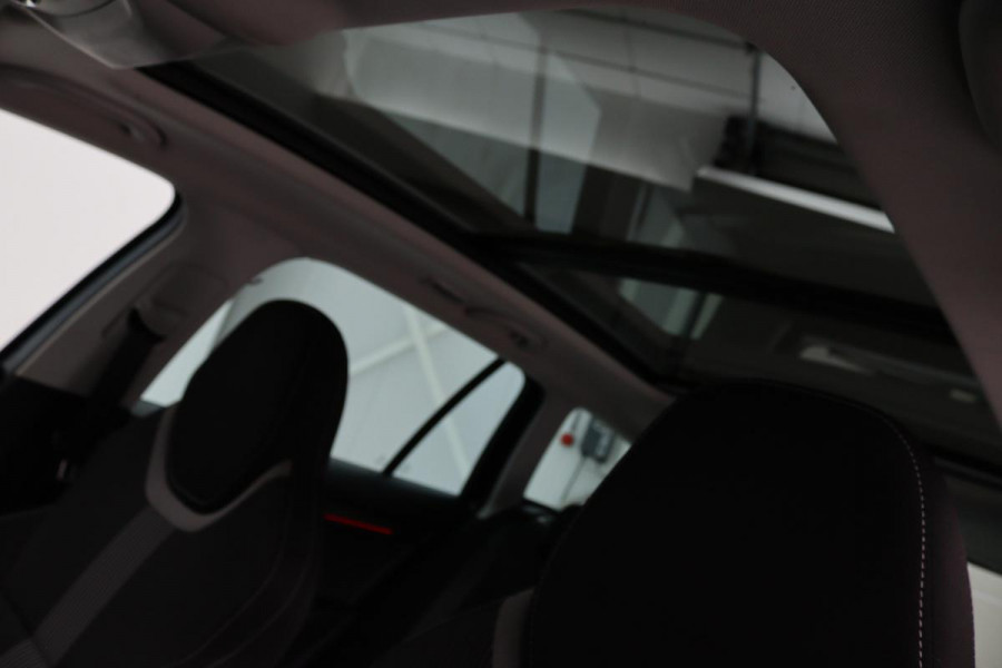 Škoda Octavia 1.0 TSI Style | Panoramadak | Stoelverwarming | Adaptive cruise | Trekhaak | Carplay | Climate control | Sportstoelen