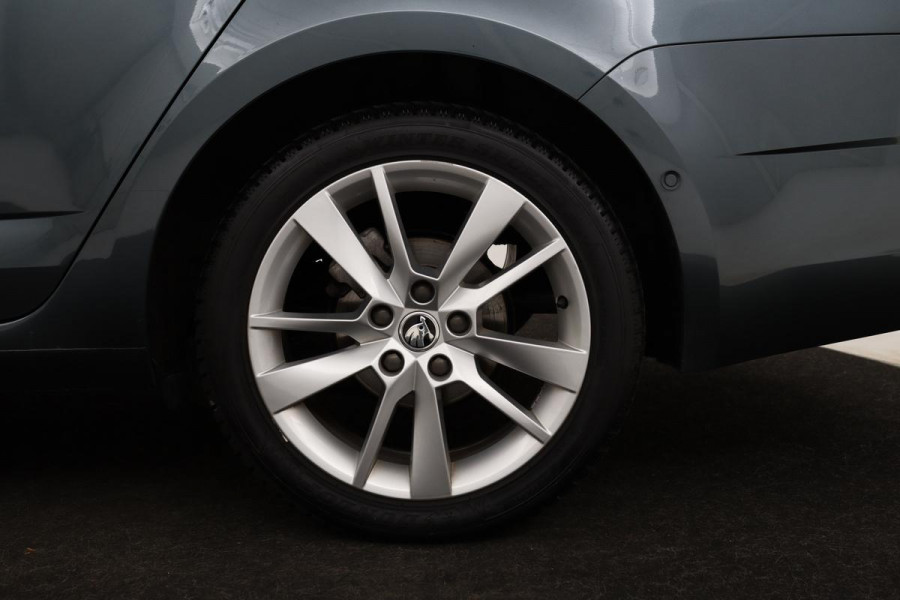 Škoda Octavia 1.0 TSI Style | Panoramadak | Stoelverwarming | Adaptive cruise | Trekhaak | Carplay | Climate control | Sportstoelen