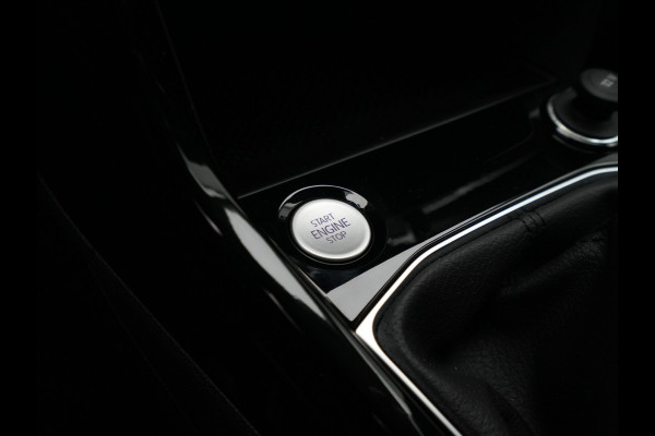 Volkswagen T-Cross Life Edition | 'App-Connect' draadloze smartphone integratie | Achterlichten LED | Afstandscontrolesysteem (Front Assist)