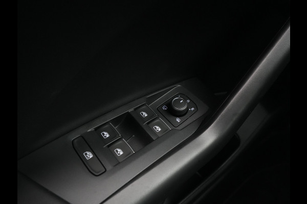 Volkswagen T-Cross R-Line Edition | 'App-Connect' draadloze smartphone integratie | Achterlichten LED | Afstandscontrolesysteem (Front Assist)