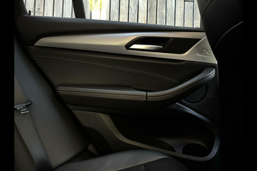 BMW X3 xDrive20i High Executive | Leer | Sportstoelen | DAB | Cruise control | LED verlichting | Stoelverwarming | Elektrisch bedienbar