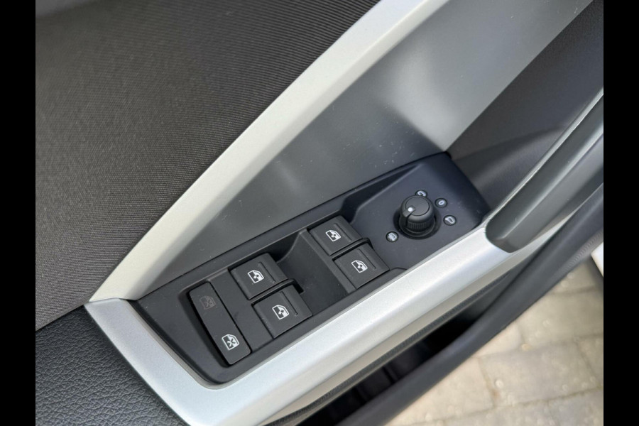 Audi Q3 35 TFSI Pro Line Automaat 150pk | Climate control | Cruise control | Apple CarPlay | Trekhaak uitklapbaar | Sportstoelen | LED v