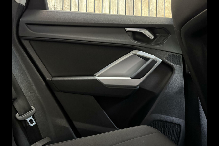 Audi Q3 35 TFSI Pro Line Automaat 150pk | Climate control | Cruise control | Apple CarPlay | Trekhaak uitklapbaar | Sportstoelen | LED v