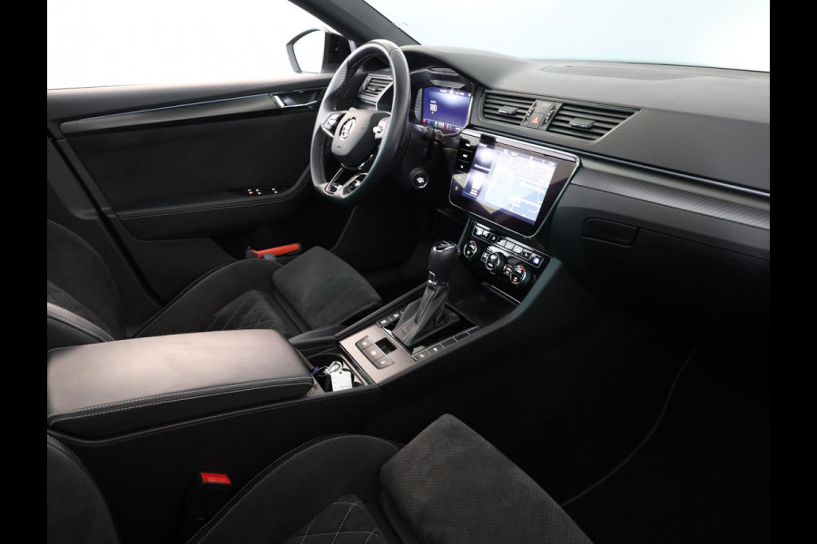 Škoda Superb Combi 1.5 TSI ACT Sportline Business 150 pk Automaat (DSG) | Navigatie | Panoramadak | Parkeersensoren | Achteruitrijcamera | Adaptieve cruise control | Stoelverwarming V+A |