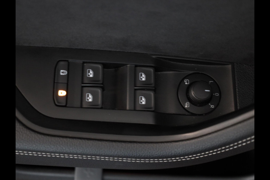 Škoda Superb Combi 1.5 TSI ACT Sportline Business 150 pk Automaat (DSG) | Navigatie | Panoramadak | Parkeersensoren | Achteruitrijcamera | Adaptieve cruise control | Stoelverwarming V+A |