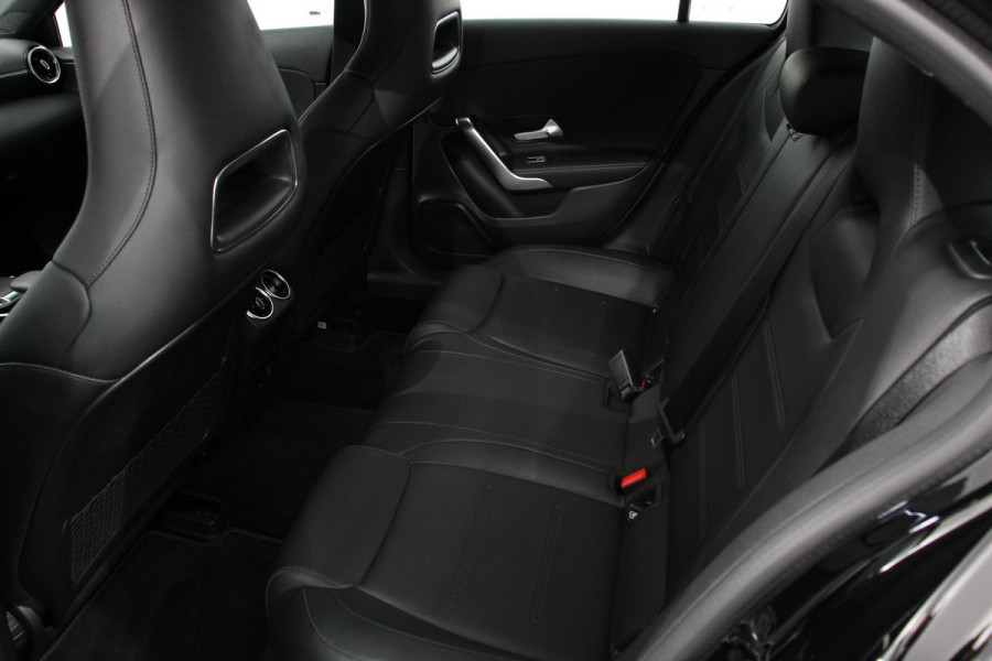 Mercedes-Benz A-Klasse 200 Automaat Progressive Navigatie Camera Climate Control Cruise Control Lane Assist Keyless Go Verkeersbord Herkenning 17 Inch Lichtmetaal