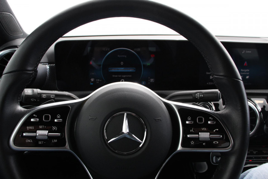 Mercedes-Benz A-Klasse 200 Automaat Progressive Navigatie Camera Climate Control Cruise Control Lane Assist Keyless Go Verkeersbord Herkenning 17 Inch Lichtmetaal