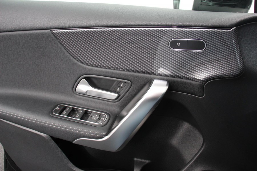 Mercedes-Benz A-Klasse 200 Automaat Progressive Navigatie Camera Climate Control Cruise Control Lane Assist Keyless Go Verkeersbord Herkenning 17 Inch Lichtmetaal