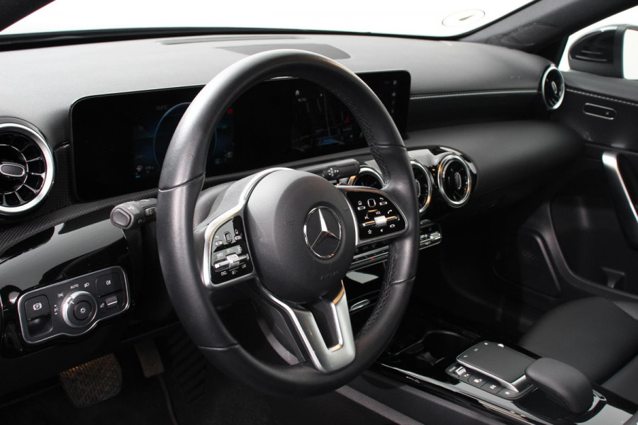 Mercedes-Benz A-Klasse 200 Automaat Progressive Navigatie Camera Climate Control Cruise Control Lane Assist Keyless Go Verkeersbord Herkenning 17 Inch Lichtmetaal