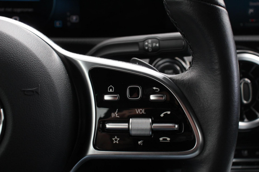 Mercedes-Benz A-Klasse 200 Automaat Progressive Navigatie Camera Climate Control Cruise Control Lane Assist Keyless Go Verkeersbord Herkenning 17 Inch Lichtmetaal