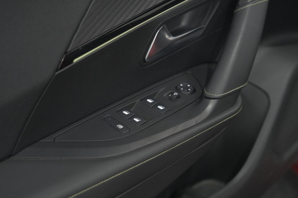 Peugeot 2008 PureTech 130 GT-Line | Trekhaak | Camera | Apple Carplay | Parkeersensoren