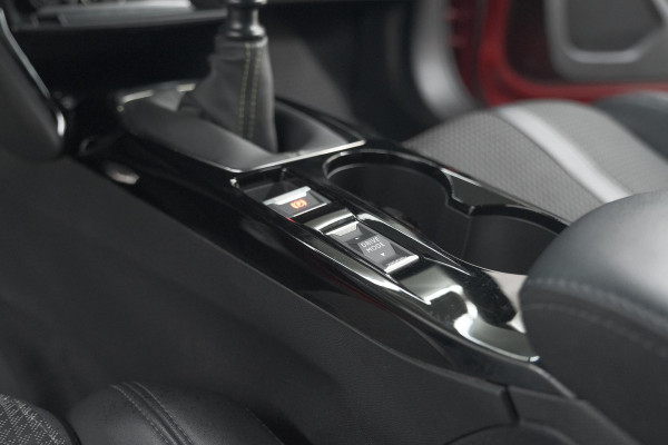 Peugeot 2008 PureTech 130 GT-Line | Trekhaak | Camera | Apple Carplay | Parkeersensoren