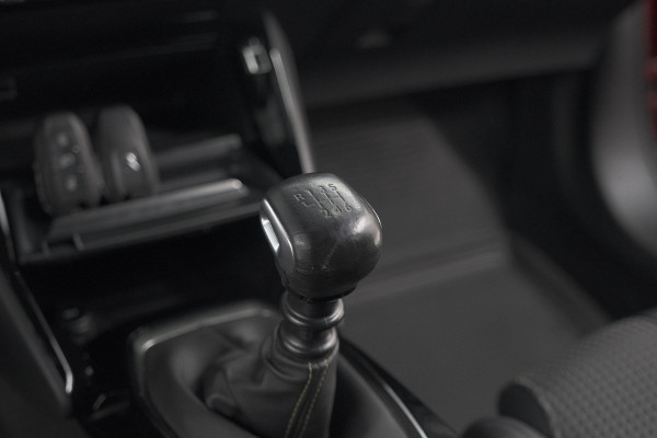 Peugeot 2008 PureTech 130 GT-Line | Trekhaak | Camera | Apple Carplay | Parkeersensoren