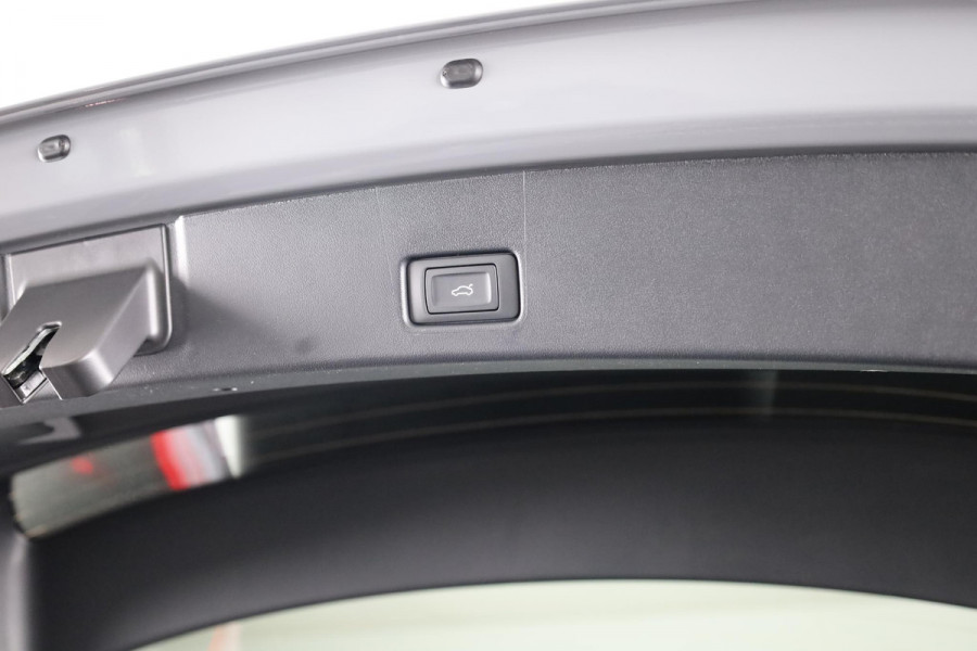 Audi Q4 Sportback e-tron S edition e-tron 45 82 kWh 210 kW / 286 PK Sportba Comfortpakket, adpative cruise control, achteruitrijcamera, optiek pakket zwart plus