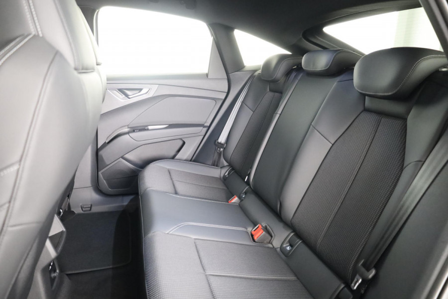 Audi Q4 Sportback e-tron S edition e-tron 45 82 kWh 210 kW / 286 PK Sportba Comfortpakket, adpative cruise control, achteruitrijcamera, optiek pakket zwart plus