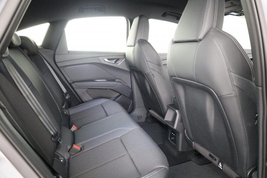 Audi Q4 Sportback e-tron S edition e-tron 45 82 kWh 210 kW / 286 PK Sportba Comfortpakket, adpative cruise control, achteruitrijcamera, optiek pakket zwart plus