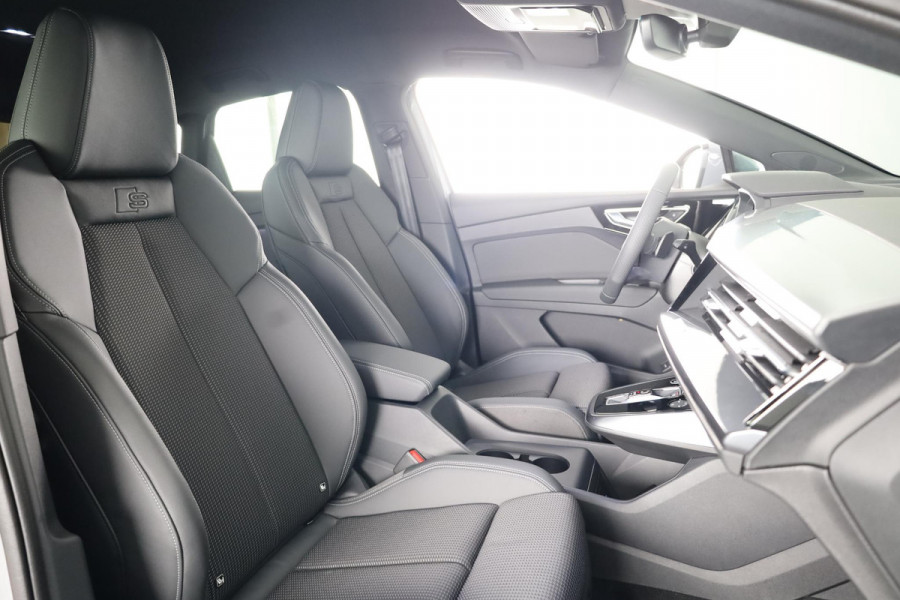 Audi Q4 Sportback e-tron S edition e-tron 45 82 kWh 210 kW / 286 PK Sportba Comfortpakket, adpative cruise control, achteruitrijcamera, optiek pakket zwart plus