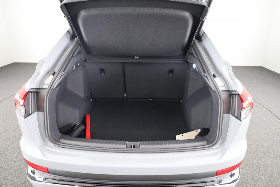 Audi Q4 Sportback e-tron S edition e-tron 45 82 kWh 210 kW / 286 PK Sportba Comfortpakket, adpative cruise control, achteruitrijcamera, optiek pakket zwart plus