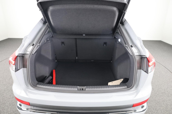 Audi Q4 Sportback e-tron S edition e-tron 45 82 kWh 210 kW / 286 PK Sportba Comfortpakket, adpative cruise control, achteruitrijcamera, optiek pakket zwart plus