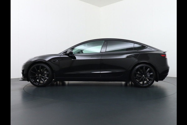 Tesla Model 3 RWD! Long Range UNIEK Grootste Accu+Actieradius bij Lichtste gewicht 78,8kWh 19" Spoilers Spec.Bumpers Difuser Div.Carbon FSD-Fu Stoel en achterbank verwarming Electr.Stoelen+Memory+Easy-Entry WiFi Origineel Nederlandse auto Grootste accu Tot 16,5kwh thuis laden. Accu/Motor Garantie tot 24-06-2027 max 192.000km