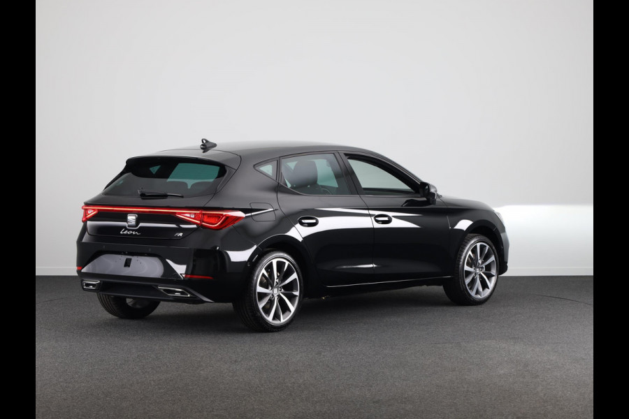 Seat Leon FR Business Intense 1.5 eTSI 150pk | Navigatie | 18 inch Lichtmetalen velgen | Parkeercamera