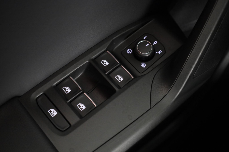 Seat Leon FR Business Intense 1.5 eTSI 150pk | Navigatie | 18 inch Lichtmetalen velgen | Parkeercamera