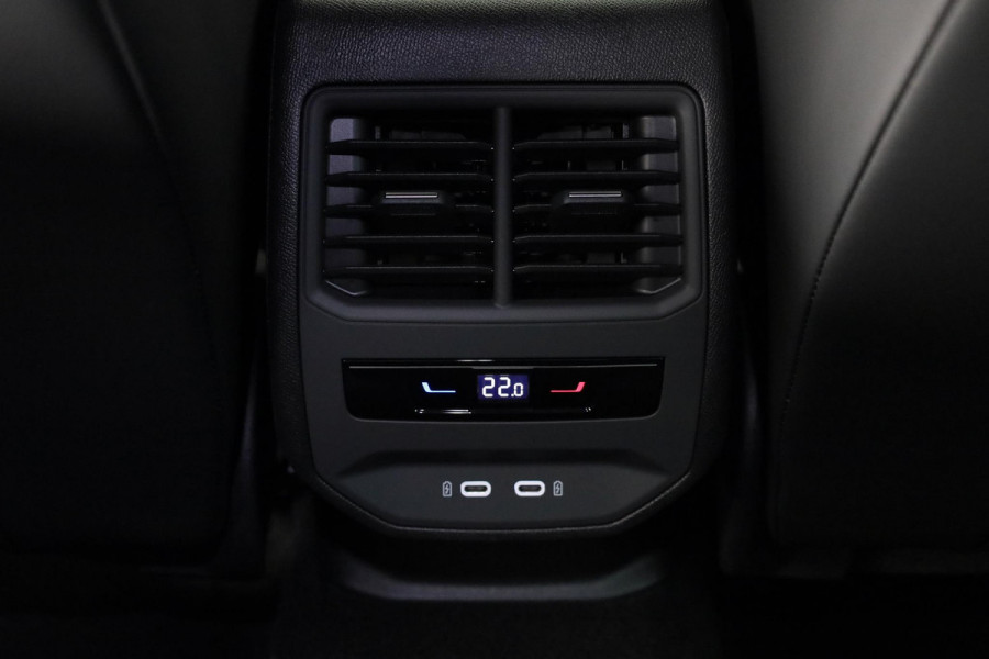 Seat Leon FR Business Intense 1.5 eTSI 150pk | Navigatie | 18 inch Lichtmetalen velgen | Parkeercamera