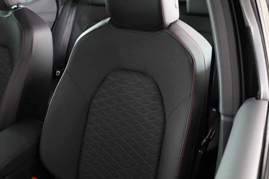 Seat Leon FR Business Intense 1.5 eTSI 150pk | Navigatie | 18 inch Lichtmetalen velgen | Parkeercamera