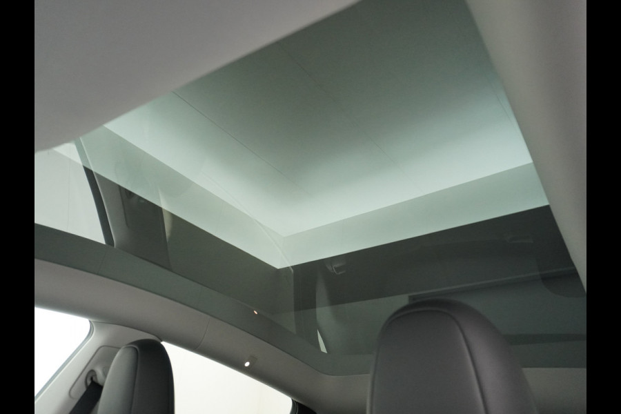 Tesla Model Y 514PK Long Range AWD Trekhaak 75kWh Warmtepomp Full-Self-Driving Computer 3 Leder  19" GSM-Sleutel Stoelverw.- V+A+Stuur+Voorrui Keyless PDC-a+v Elek.Achterklep Lmv Led Standkachel 4WD LR 1e Eigenaar, origineel Nederlands Geleverd, Trekvermogen-1600KG Accu-Garantie t/m sept-2031