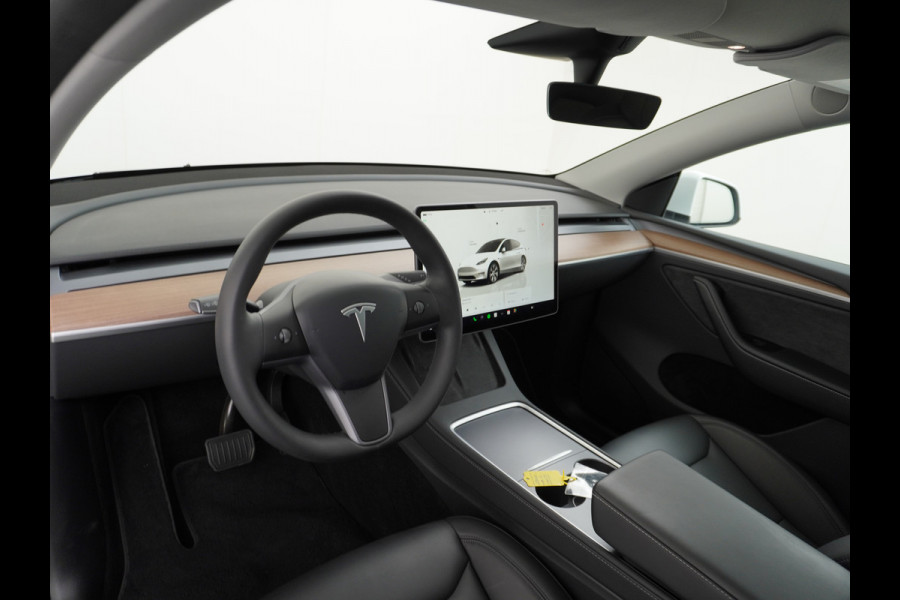 Tesla Model Y 514PK Long Range AWD Trekhaak 75kWh Warmtepomp Full-Self-Driving Computer 3 Leder  19" GSM-Sleutel Stoelverw.- V+A+Stuur+Voorrui Keyless PDC-a+v Elek.Achterklep Lmv Led Standkachel 4WD LR 1e Eigenaar, origineel Nederlands Geleverd, Trekvermogen-1600KG Accu-Garantie t/m sept-2031