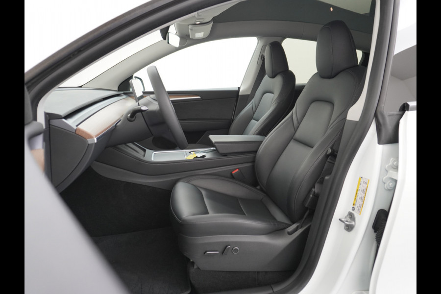 Tesla Model Y 514PK Long Range AWD Trekhaak 75kWh Warmtepomp Full-Self-Driving Computer 3 Leder  19" GSM-Sleutel Stoelverw.- V+A+Stuur+Voorrui Keyless PDC-a+v Elek.Achterklep Lmv Led Standkachel 4WD LR 1e Eigenaar, origineel Nederlands Geleverd, Trekvermogen-1600KG Accu-Garantie t/m sept-2031