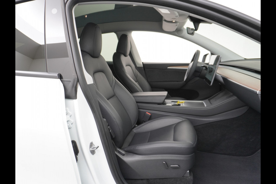 Tesla Model Y 514PK Long Range AWD Trekhaak 75kWh Warmtepomp Full-Self-Driving Computer 3 Leder  19" GSM-Sleutel Stoelverw.- V+A+Stuur+Voorrui Keyless PDC-a+v Elek.Achterklep Lmv Led Standkachel 4WD LR 1e Eigenaar, origineel Nederlands Geleverd, Trekvermogen-1600KG Accu-Garantie t/m sept-2031