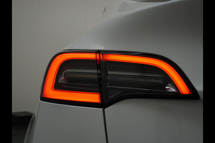 Tesla Model Y 514PK Long Range AWD Trekhaak 75kWh Warmtepomp Full-Self-Driving Computer 3 Leder  19" GSM-Sleutel Stoelverw.- V+A+Stuur+Voorrui Keyless PDC-a+v Elek.Achterklep Lmv Led Standkachel 4WD LR 1e Eigenaar, origineel Nederlands Geleverd, Trekvermogen-1600KG Accu-Garantie t/m sept-2031