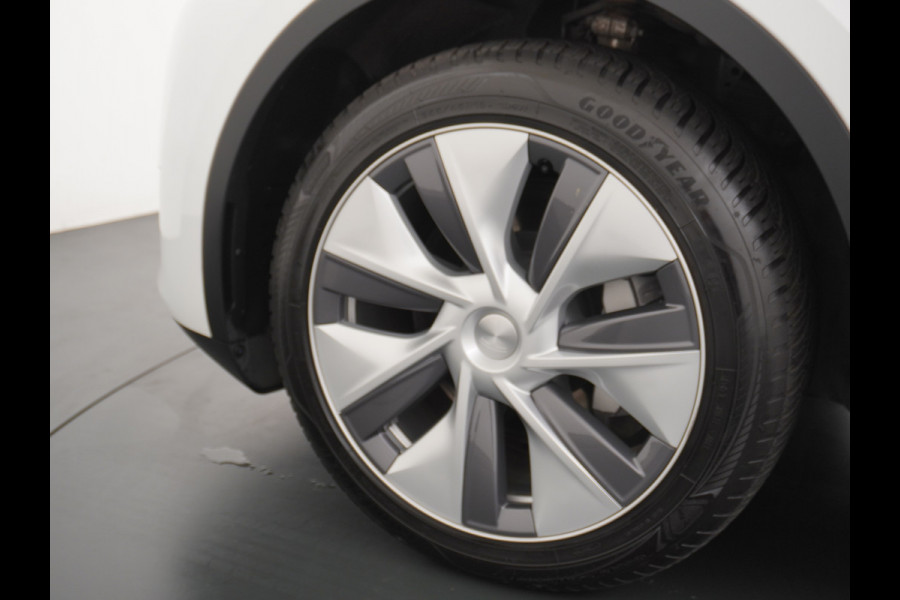 Tesla Model Y 514PK Long Range AWD Trekhaak 75kWh Warmtepomp Full-Self-Driving Computer 3 Leder  19" GSM-Sleutel Stoelverw.- V+A+Stuur+Voorrui Keyless PDC-a+v Elek.Achterklep Lmv Led Standkachel 4WD LR 1e Eigenaar, origineel Nederlands Geleverd, Trekvermogen-1600KG Accu-Garantie t/m sept-2031