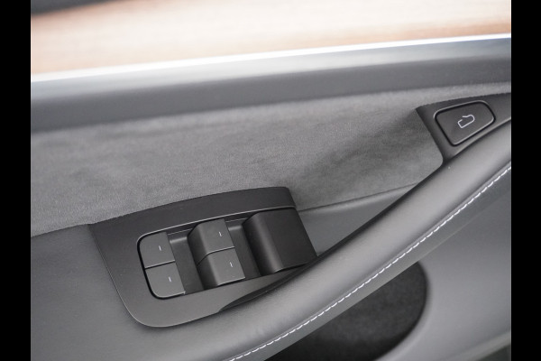 Tesla Model Y 514PK Long Range AWD Trekhaak 75kWh Warmtepomp Full-Self-Driving Computer 3 Leder  19" GSM-Sleutel Stoelverw.- V+A+Stuur+Voorrui Keyless PDC-a+v Elek.Achterklep Lmv Led Standkachel 4WD LR 1e Eigenaar, origineel Nederlands Geleverd, Trekvermogen-1600KG Accu-Garantie t/m sept-2031