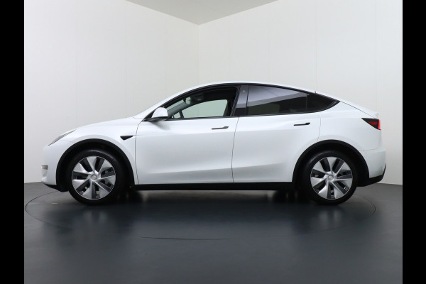Tesla Model Y 514PK Long Range AWD Trekhaak 75kWh Warmtepomp Full-Self-Driving Computer 3 Leder  19" GSM-Sleutel Stoelverw.- V+A+Stuur+Voorrui Keyless PDC-a+v Elek.Achterklep Lmv Led Standkachel 4WD LR 1e Eigenaar, origineel Nederlands Geleverd, Trekvermogen-1600KG Accu-Garantie t/m sept-2031