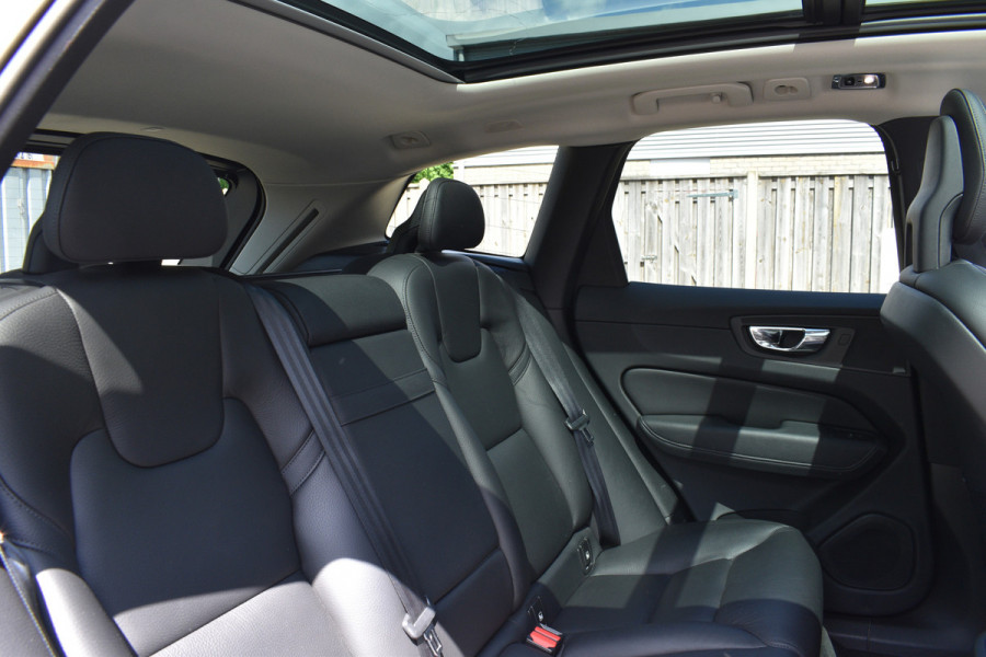Volvo XC60 T8 Twin Engine AWD Inscription | Trekhaak | Blis | Stuur verwarming | Achterbank warming | Head-up |